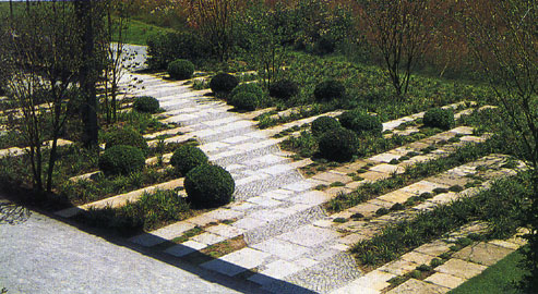 Piccolo giardino di passaggio che immette nel roseto