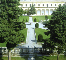 Il chiostro della Certosa di Padula, con il cimitero dei monaci in primo piano