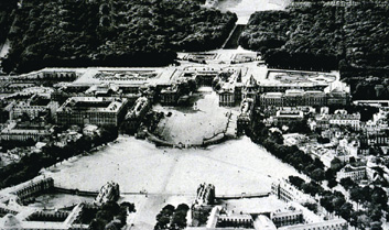 La reggia di Versailles con il grande parco che la cinge