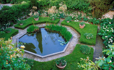 Piccolo giardino davanti alla sala da pranzo