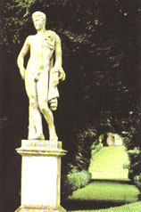 Una statua nel giardino di Rousham Park (Oxfordshire), progettato da William Kent